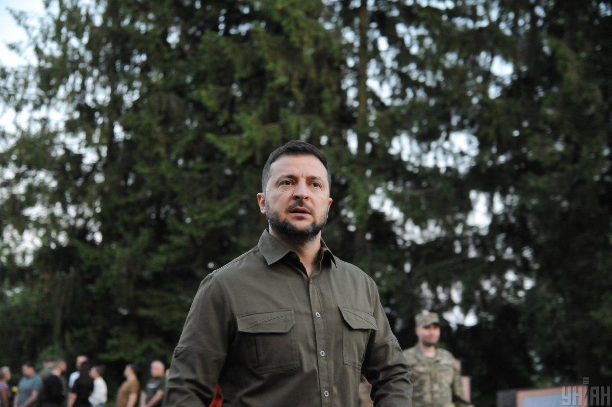 Зеленський поклав квіти до стіни пам’яті та вшанував загиблих хвилиною мовчання / фото УНІАН Зеленський поклав квіти до стіни пам’яті та вшанував загиблих хвилиною мовчання / фото УНІАН