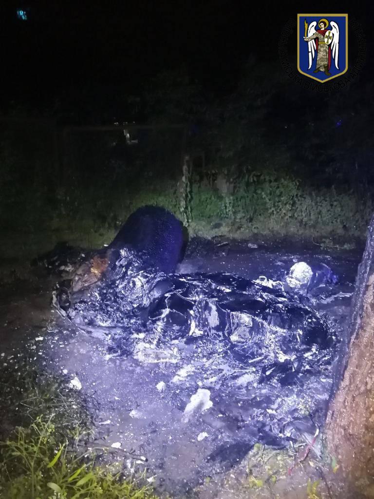 Последствия падения обломков в Соломенском районе / фото КГВА Последствия падения обломков в Соломенском районе / фото КГВА