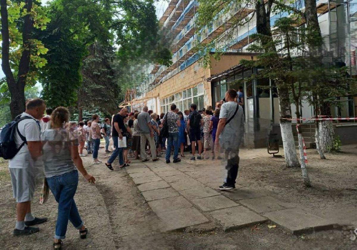 Очереди к врачам в Мариуполе тянутся на улице / фото t.me/mariupolrada Очереди к врачам в Мариуполе тянутся на улице / фото t.me/mariupolrada
