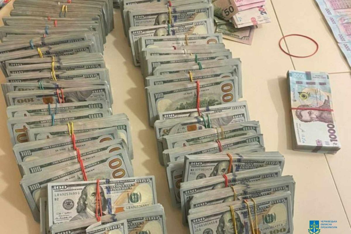 На Буковине мужчина отдал гадалке 300 тысяч долларов, чтобы не попасть за решетку / фото Черновицкая областная прокуратура На Буковине мужчина отдал гадалке 300 тысяч долларов, чтобы не попасть за решетку / фото Черновицкая областная прокуратура