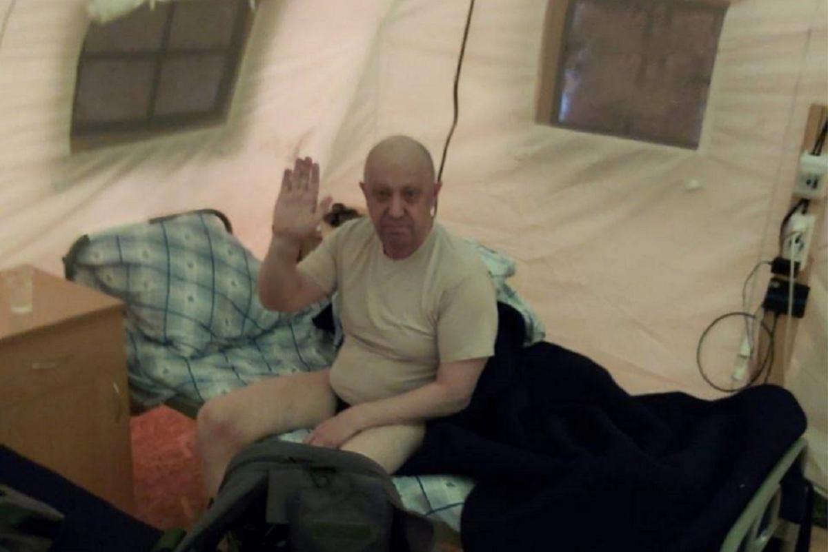 Пригожина показали в негліже: в соцмережах регочуть і волають до Шойга і Герасимова / фото соцмережі Пригожина показали в негліже: в соцмережах регочуть і волають до Шойга і Герасимова / фото соцмережі