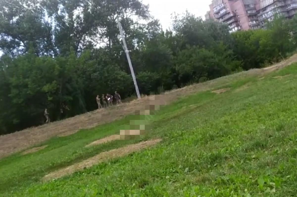 Люди у військовій формі оточили відпочивальника в одному з парків Дніпропетровської області / Скріншот Люди у військовій формі оточили відпочивальника в одному з парків Дніпропетровської області / Скріншот