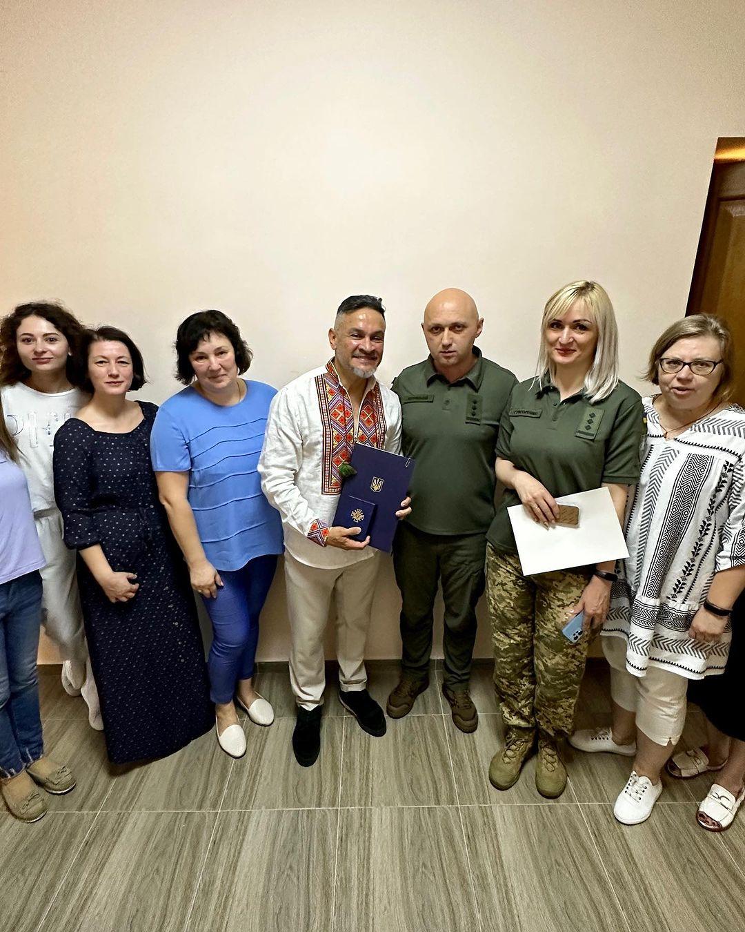 Эктор Хименес-Браво получил почетную награду от Залужного / фото instagram Эктор Хименес-Браво получил почетную награду от Залужного / фото instagram