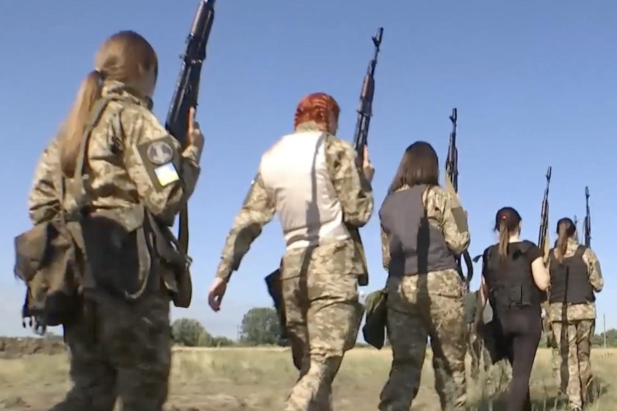 Журналістки також мали змогу протестувати військову форму / скріншот Журналістки також мали змогу протестувати військову форму / скріншот
