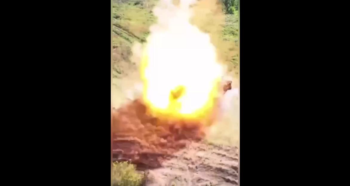 Оператор БпЛА филигранно уничтожил российские мины / скриншот Оператор БпЛА филигранно уничтожил российские мины / скриншот