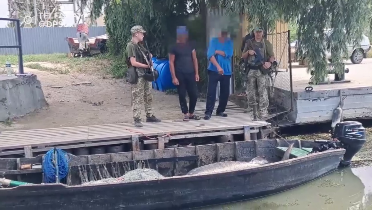 125-кілограмову червонокнижну рибину на Одещині браконьєри вбили / фото ДПСУ 125-кілограмову червонокнижну рибину на Одещині браконьєри вбили / фото ДПСУ