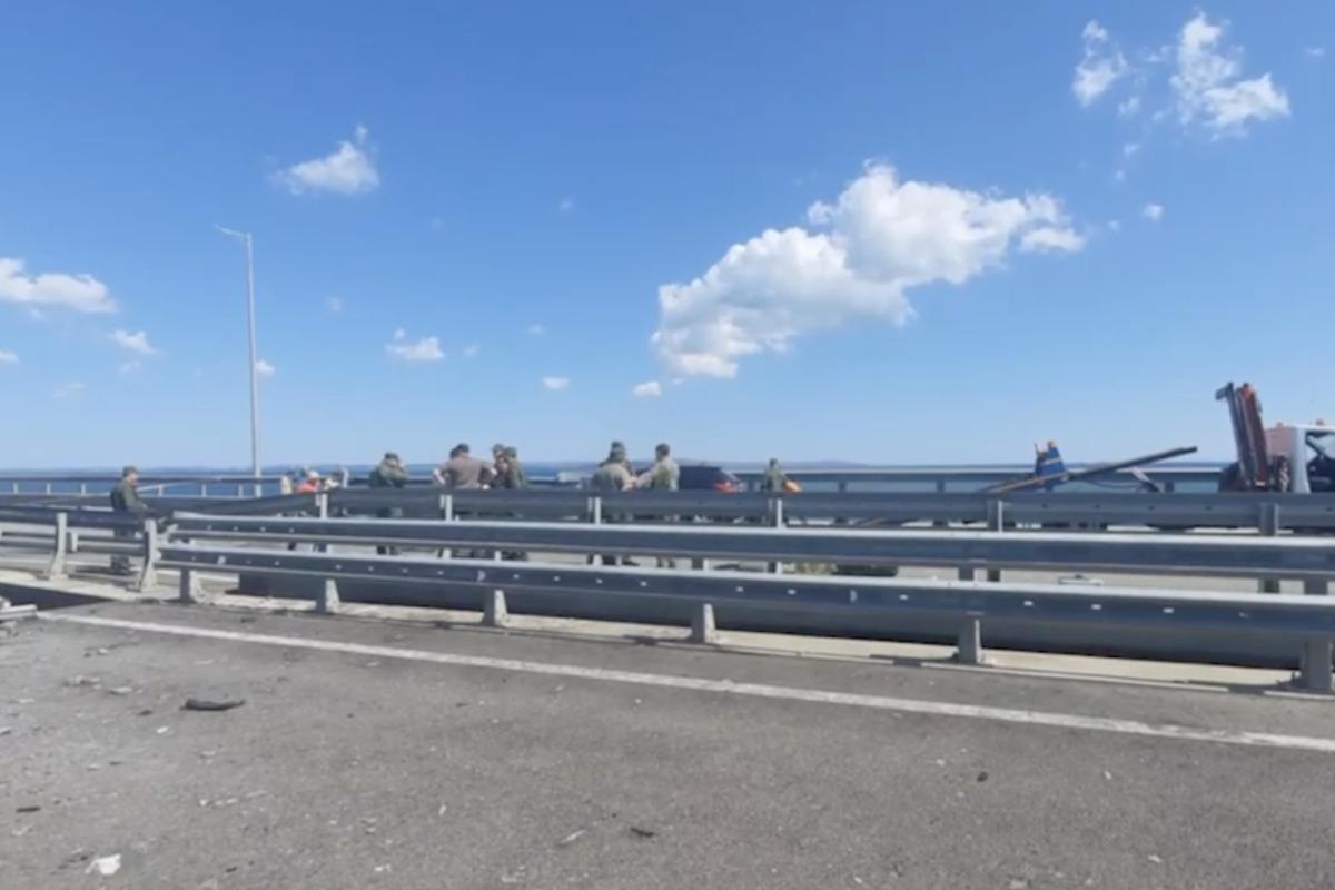 Оккупантам приходится останавливать движение на Крымском мосту / скриншот