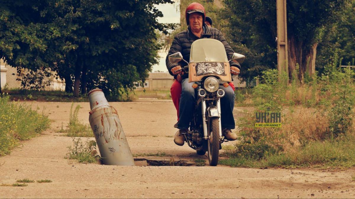 Нерозірвані ракети досі стирчать у дворах житлових будинків в асфальті / фото УНІАН Нерозірвані ракети досі стирчать у дворах житлових будинків в асфальті / фото УНІАН