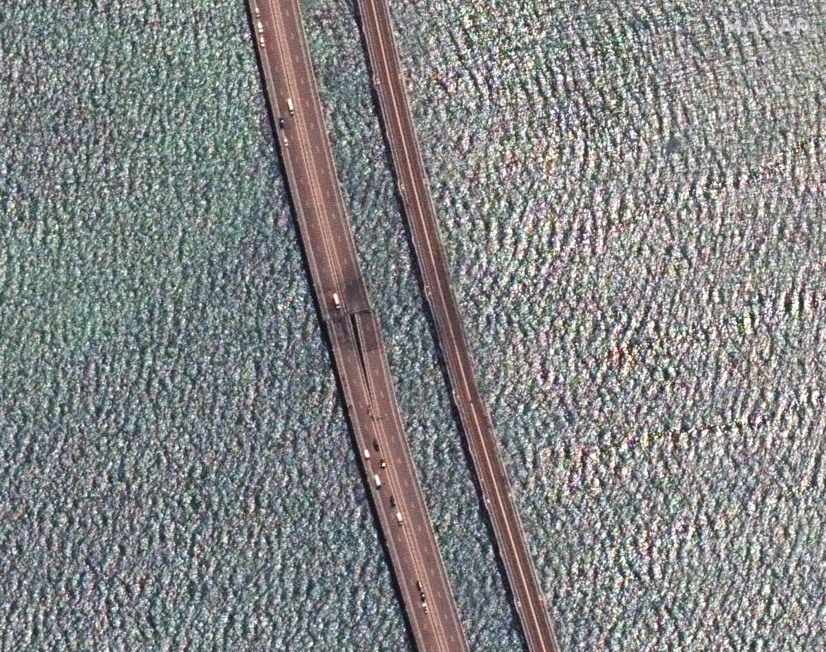 Окупанти облаштовують якусь споруду вздовж Кримського мосту / фото Maxar Technologies