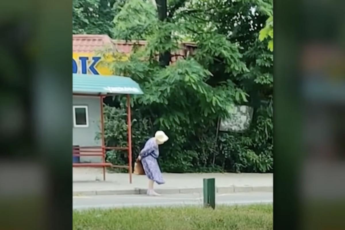 Видео с бабушкой умилило сеть / скриншот Видео с бабушкой умилило сеть / скриншот