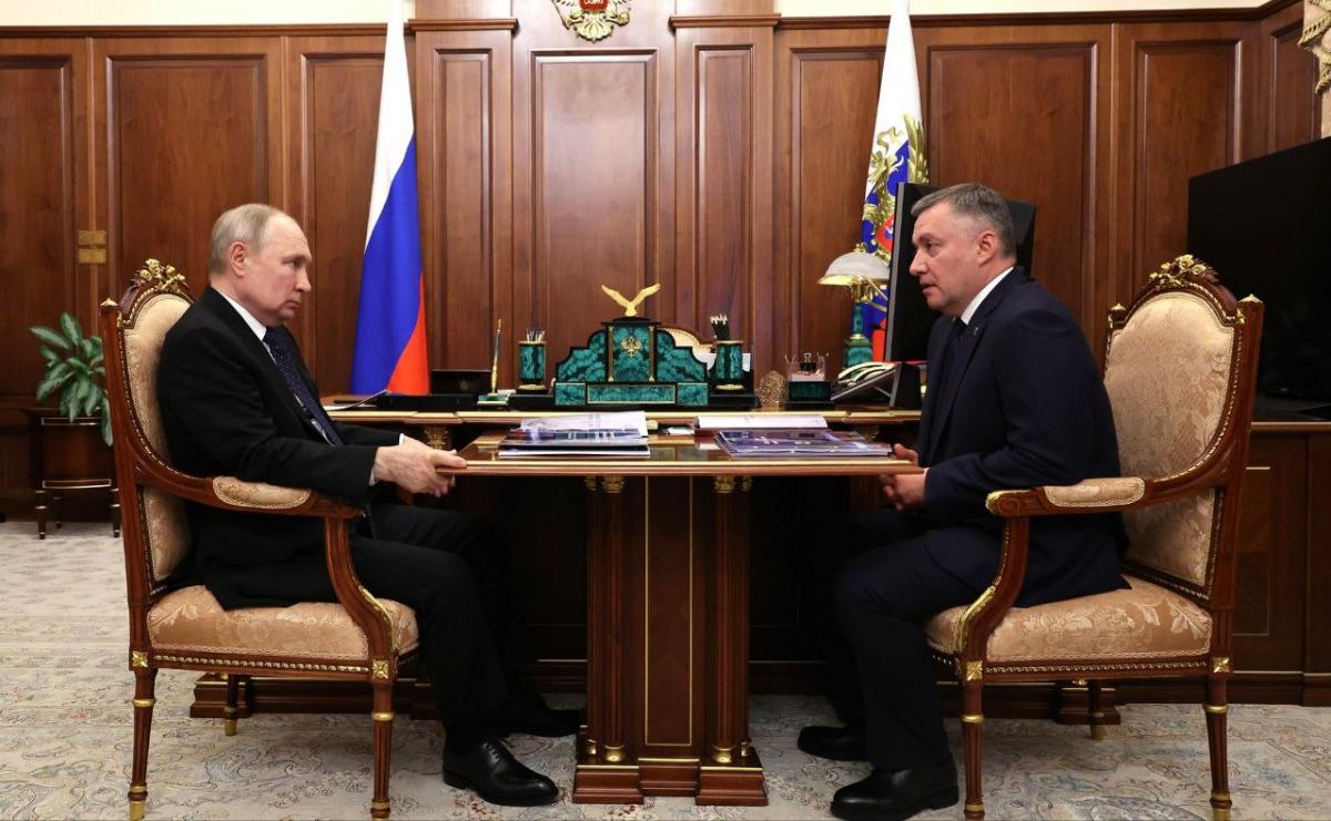 Це сталося на зустрічі з губернатором Іркутської області Ігорем Кобзєвим / фото прес-служба Кремля Це сталося на зустрічі з губернатором Іркутської області Ігорем Кобзєвим / фото прес-служба Кремля