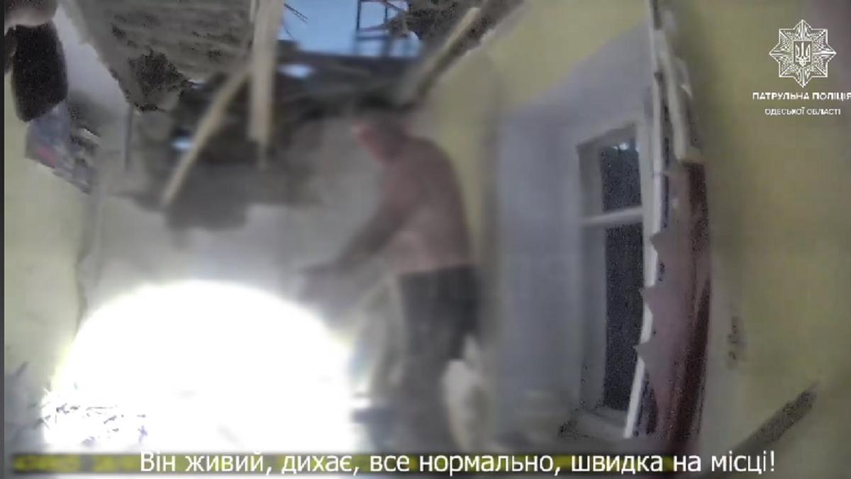 Поліцейські викликали на місце всі екстрені служби та до приїзду медиків контролювали стан здоров’я пенсіонера / Скріншот Поліцейські викликали на місце всі екстрені служби та до приїзду медиків контролювали стан здоров’я пенсіонера / Скріншот