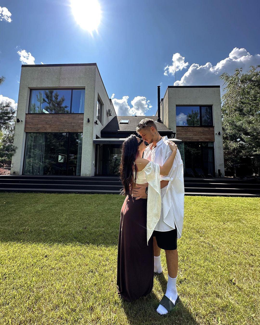 Будинок, у якому буде жити Трінчер / фото instagram співачки Будинок, у якому буде жити Трінчер / фото instagram співачки