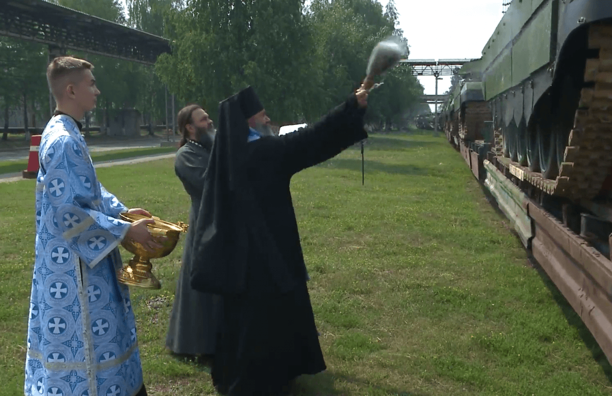 Російський поп "святить" танки / Скріншот Російський поп "святить" танки / Скріншот