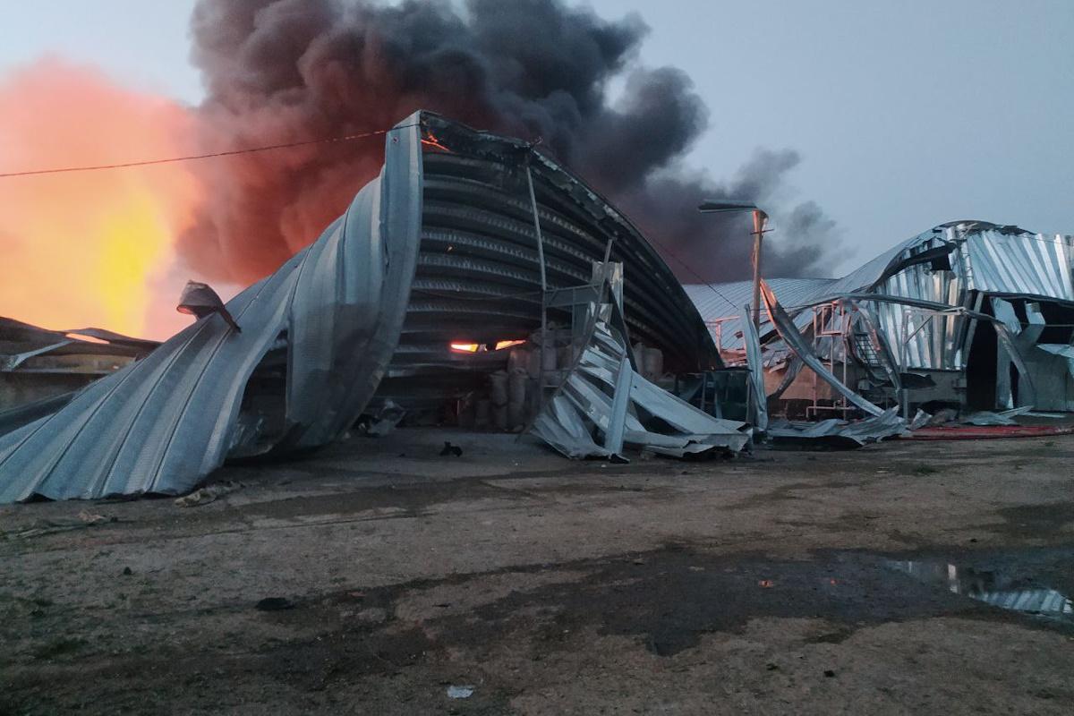 Последствия удара по ангарам с зерном / фото facebook.com/OperationalCommandSouth Последствия удара по ангарам с зерном / фото facebook.com/OperationalCommandSouth