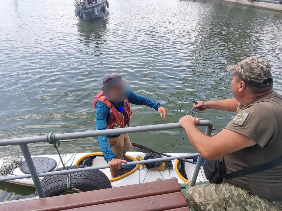 Французского каякера поймали в Ренийском порту / фото ГПСУ Французского каякера поймали в Ренийском порту / фото ГПСУ