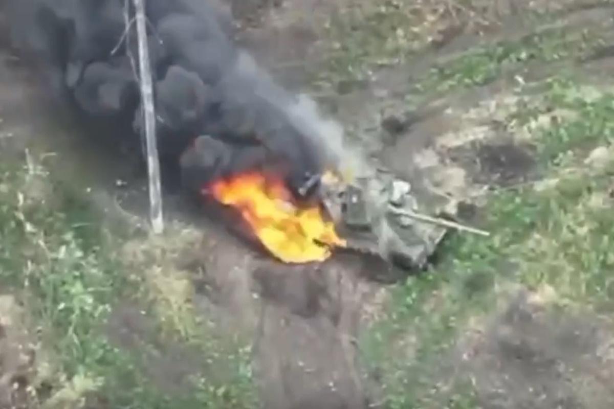 Точним пострілом артилеристи підбили танк ворога / скріншот Точним пострілом артилеристи підбили танк ворога / скріншот