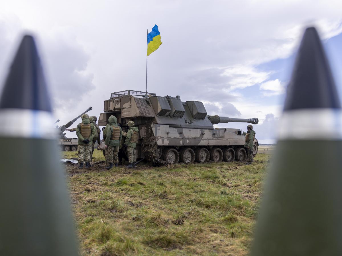 В Британии вторая группа украинских бойцов завершила обучение на САУ AS90 (фото) В Британии вторая группа украинских бойцов завершила обучение на САУ AS90 (фото)