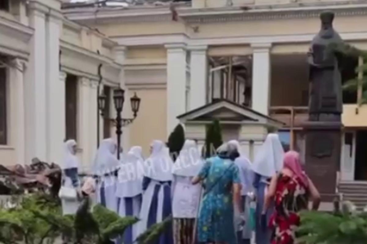 Українка "рознесла" парафіян УПЦ МП біля Спасо-Преображенського собору / скріншот Українка "рознесла" парафіян УПЦ МП біля Спасо-Преображенського собору / скріншот