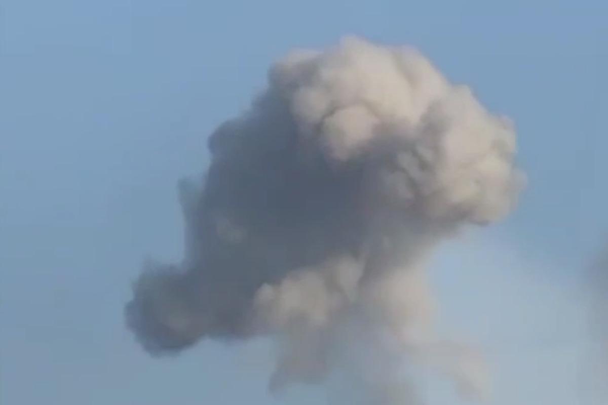 В Енакиево поражен склад боеприпасов / скриншот В Енакиево поражен склад боеприпасов / скриншот