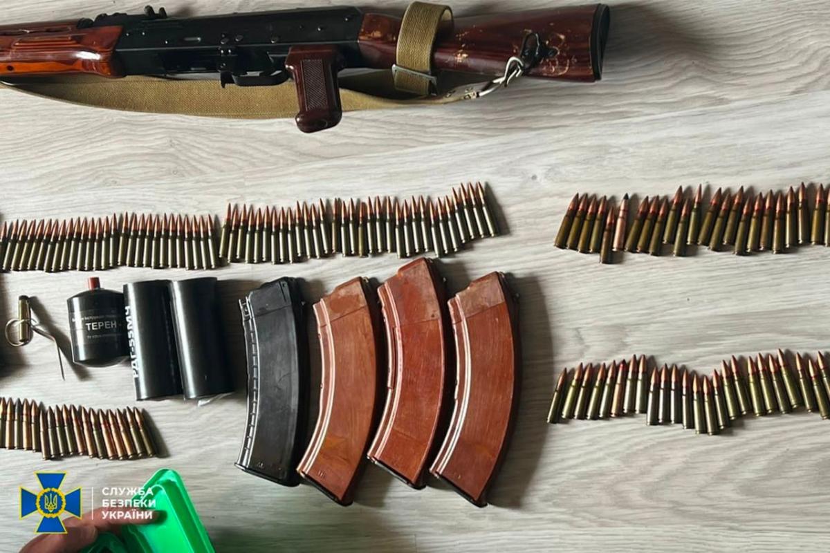У підозрюваного вилучили автомат Калашникова, бойові гранати і велику кількість набоїв / фото t.me/SBUkr У підозрюваного вилучили автомат Калашникова, бойові гранати і велику кількість набоїв / фото t.me/SBUkr