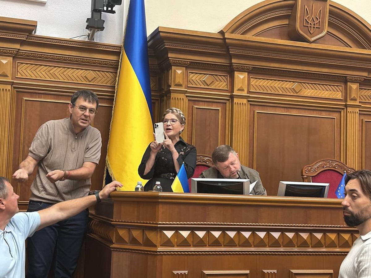 "Батьківщина" на чолі з Тимошенко заблокувала роботу Ради / фото Телеграм-канал Давида Арахамії "Батьківщина" на чолі з Тимошенко заблокувала роботу Ради / фото Телеграм-канал Давида Арахамії