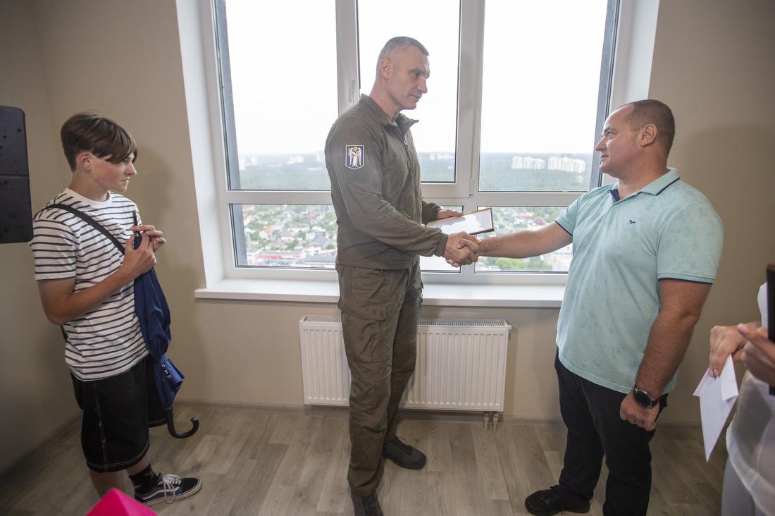 Сегодня ключи от нового жилья вручили двум семьям / фото kyivcity.gov.ua Сегодня ключи от нового жилья вручили двум семьям / фото kyivcity.gov.ua