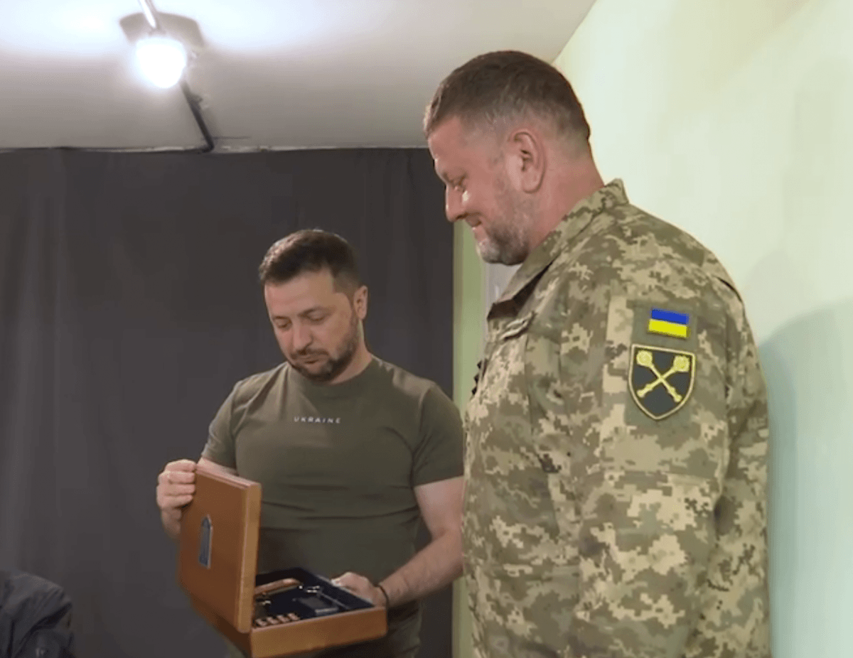 Зеленський мило привітав Залужного з ювілеєм: реакція головнокомандувача попала на відео / скриншот Зеленський мило привітав Залужного з ювілеєм: реакція головнокомандувача попала на відео / скриншот