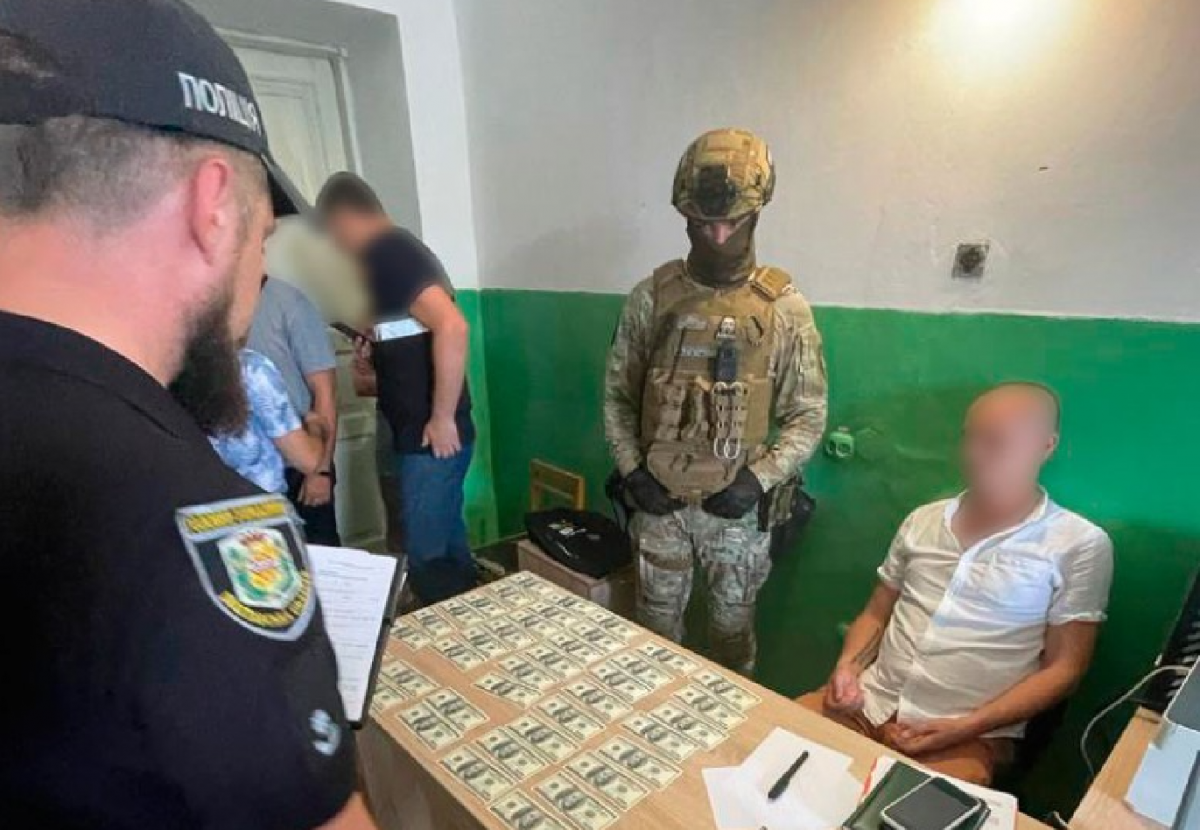 Работника ВЛК подозревают в получении взятки / фото Нацполиции Работника ВЛК подозревают в получении взятки / фото Нацполиции