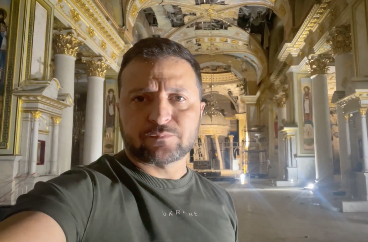 Зеленський записав звернення зі зруйнованого росіянами собору в Одесі / скріншот Зеленський записав звернення зі зруйнованого росіянами собору в Одесі / скріншот