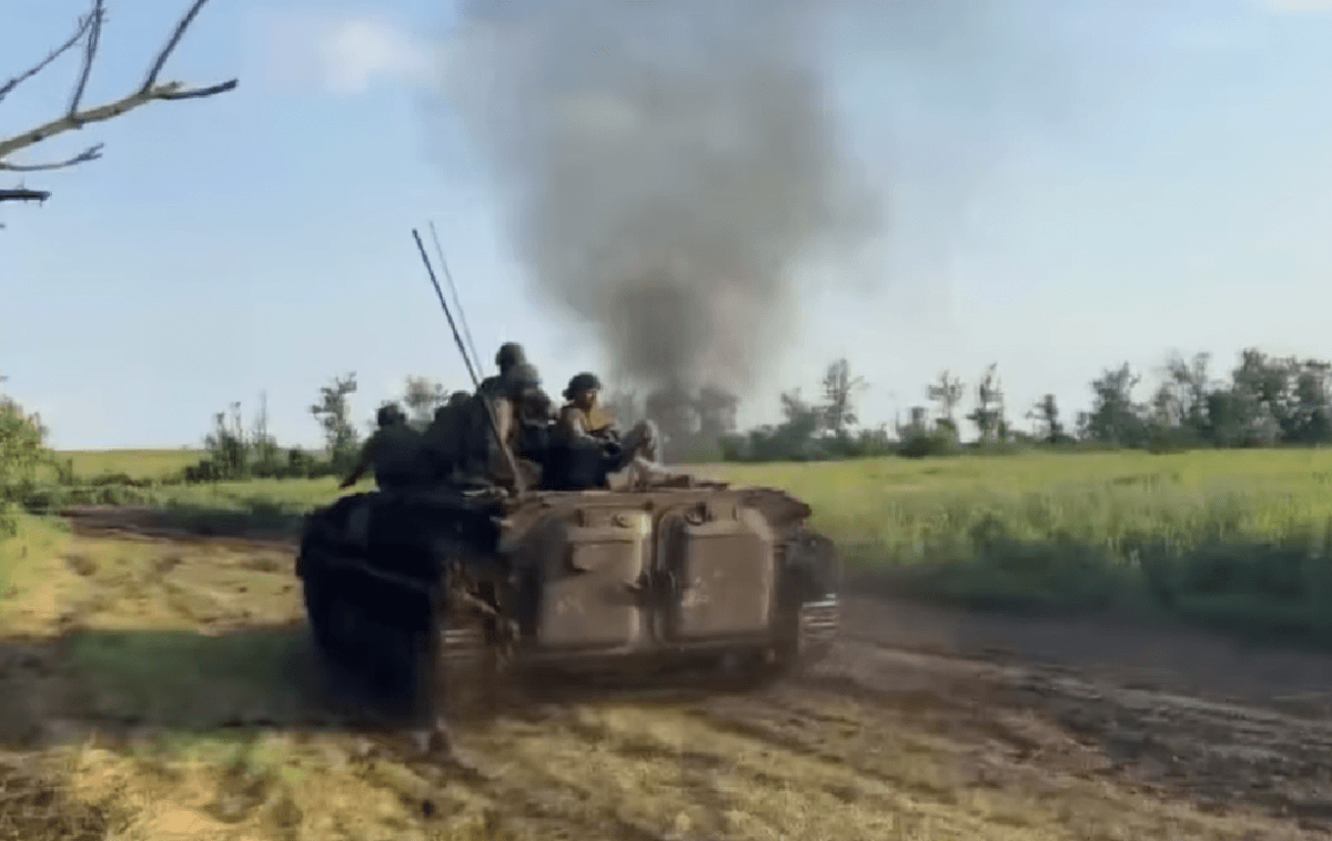 Історичні кадри: військові показали, як звільняли Старомайорське / скриншот Історичні кадри: військові показали, як звільняли Старомайорське / скриншот