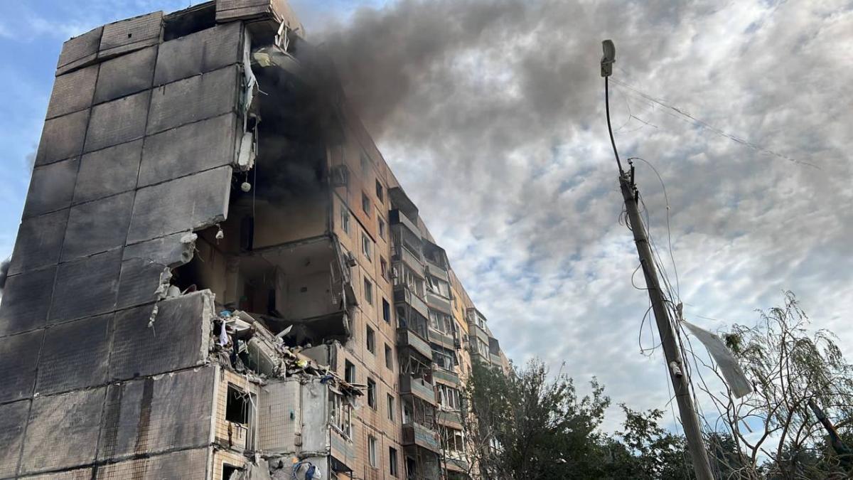 Вторая ракета разрушила секцию с 4 по 9 этажи жилого дома / фото Лубинец Дмитрий Вторая ракета разрушила секцию с 4 по 9 этажи жилого дома / фото Лубинец Дмитрий