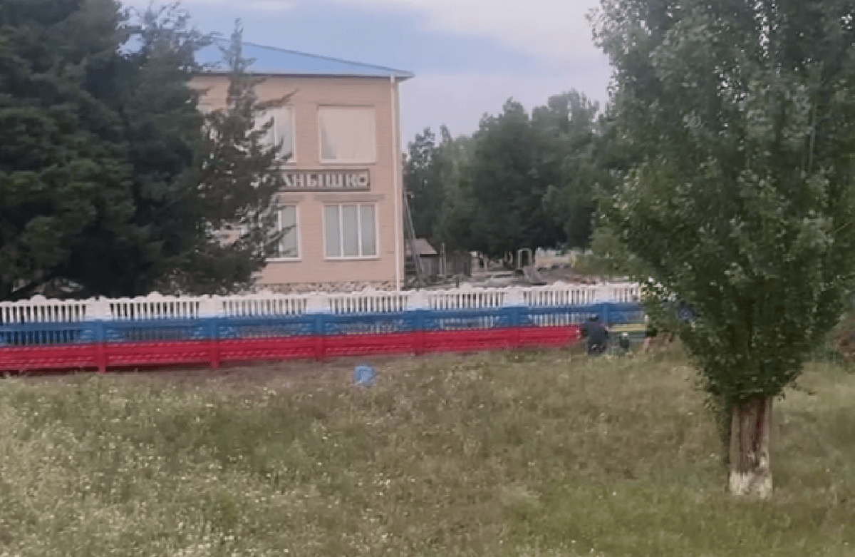 Жителів Херсонщини змусили перефарбувати паркан / Скріншот Жителів Херсонщини змусили перефарбувати паркан / Скріншот