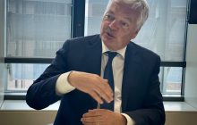 Єврокомісар пояснив складнощі передачі Україні заморожених російських активів