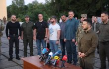 "Скажемо своє слово в бою": звільнені командири з "Азовсталі" повернуться на фронт (відео)