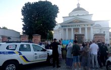 В Белой Церкви поп УПЦ МП задул людей на территории собора из огнетушителя (видео)