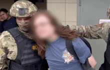 "Донатив на українську армію": у Росії ФСБ з криками затримала ЛГБТ-активіста (відео)