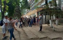 Медколапс у Маріуполі: люди готові купувати місця в кілометрових чергах до лікаря