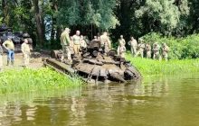 На Чернігівщині з Десни витягнули російський танк, який тепер послужить ЗСУ (фото)