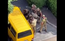 В Одесі працівники військкомату жорстко "запакували" чоловіка: їх "покарають" фронтом