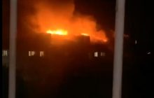 У російському Омську палає багатоповерхівка, еквакуйовано десятки мешканців (відео)