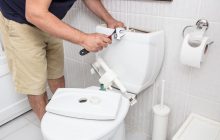 За 10 хвилин і без сантехніка: лайфхак, як позбутися від конденсату на бачку унітазу