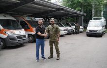 Украинские бойцы получили от "Стального фронта" скорые, бусы и пикапы на 8,5 миллиона гривень