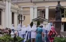 Українка рознесла "блаженних" УПЦ МП біля Спасо-Преображенського собору (відео)