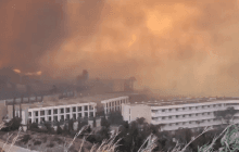 Курортний острів потерпає від лісових пожеж: оголошено найбільшу в історії евакуацію (відео)