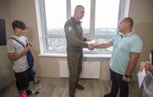 Кличко: Киев приобрел 113 квартир для временного проживания переселенцев - первые семьи получили ключи