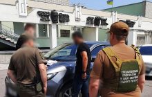 "Бізнес" біля фронту: на Донеччині військком та поліцейський за хабарі допомагали ухилятися від служби