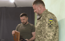 Зеленський мило привітав Залужного з ювілеєм: реакція головнокомандувача потрапила на відео