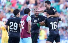 Это шедевр: экс-игрок Барселоны забил сумасшедший гол клубу АПЛ ударом с центра поля (видео)