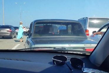 Окупанти почали обшукувати всі машини, що їдуть на Кримський міст (відео)